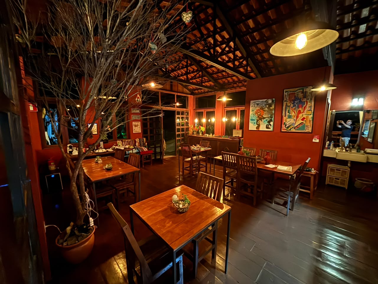 Salão interno do restaurante com decoração rústica