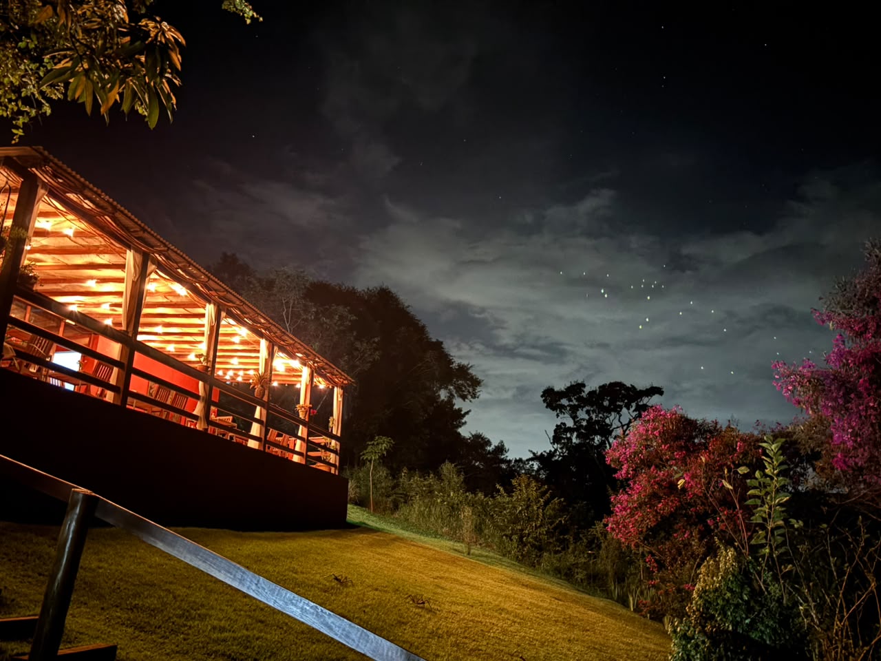 Varanda iluminada sob o céu estrelado