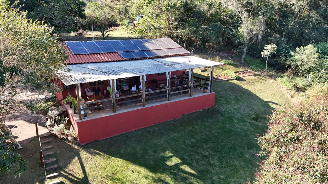 Vista aérea da varanda do restaurante e do gramado