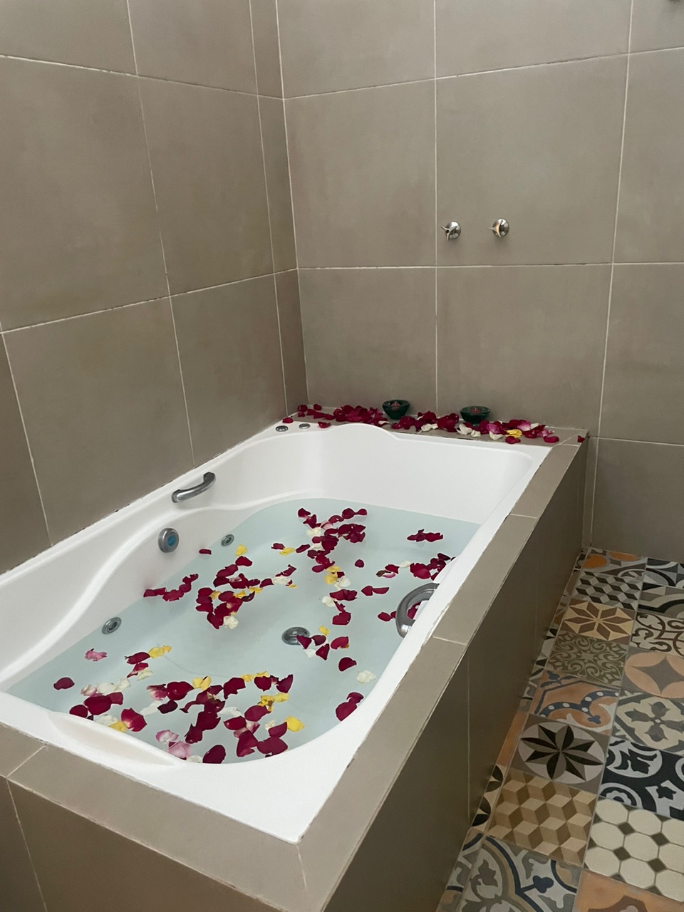Banheira de hidromassagem preparada com pétalas de rosas