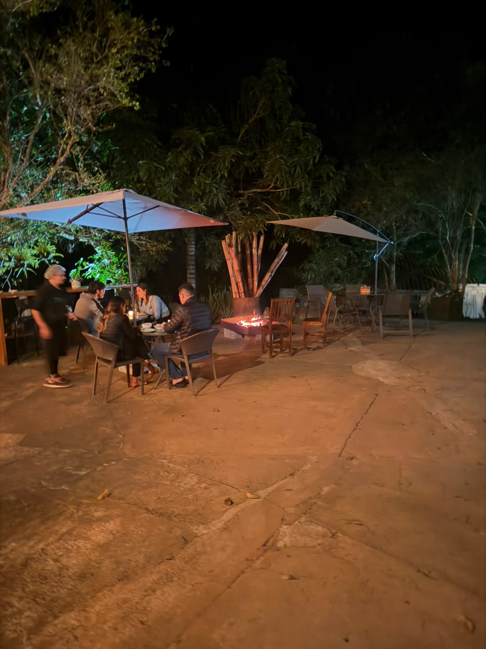 Hóspedes reunidos em volta da fogueira à noite