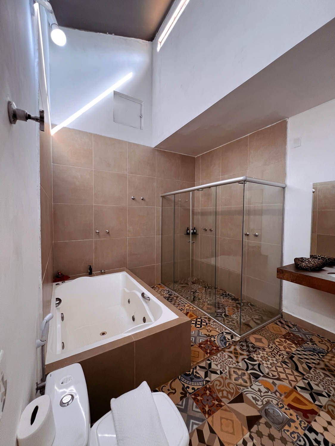 Banheiro da suíte king com hidromassagem e box amplo