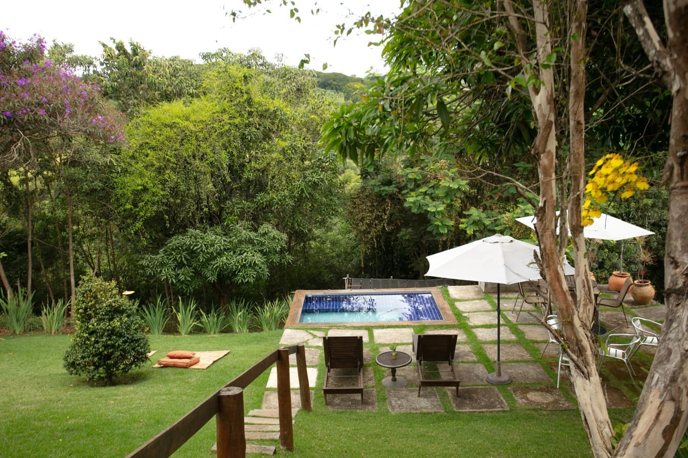 Piscina da Villa Domaso com jardim e montanhas de Brumadinho ao fundo