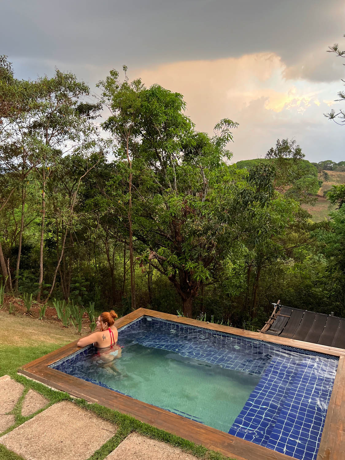 Piscina da pousada com vista para a mata ao entardecer