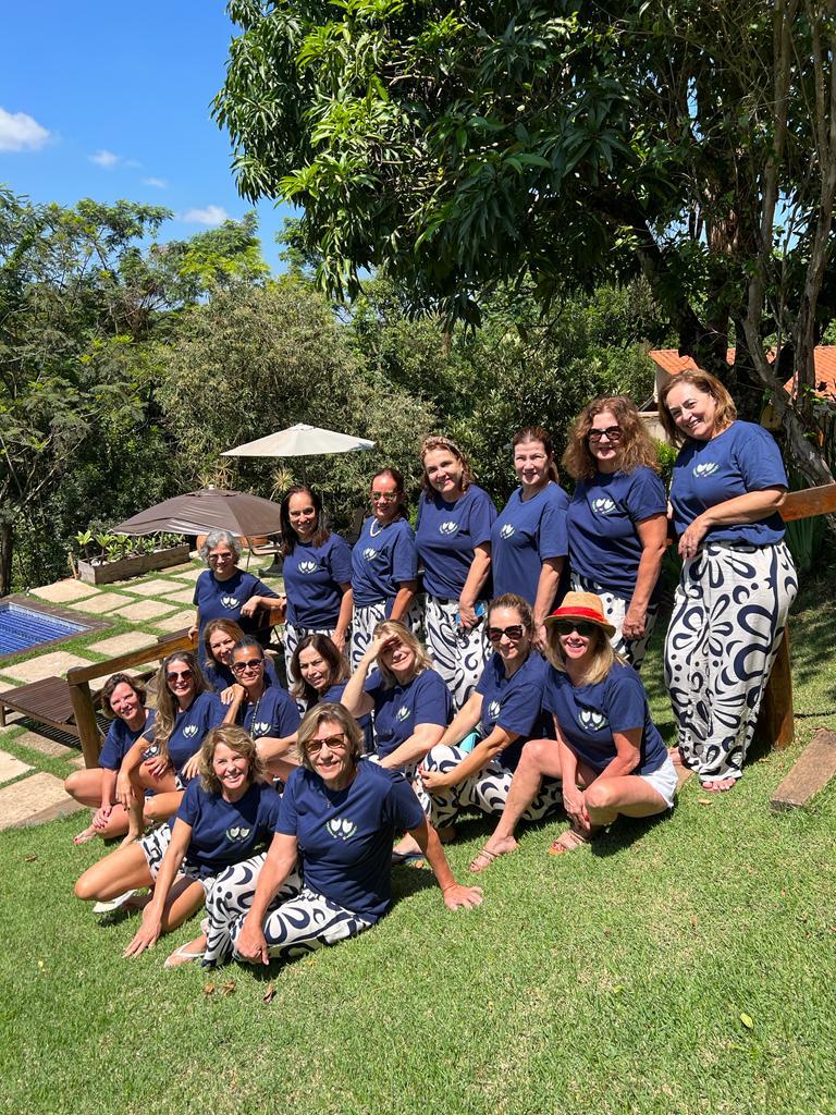 Grupo de amigas reunidas no jardim da Villa Domaso