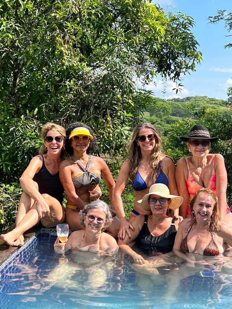 Convidadas aproveitando a piscina da pousada